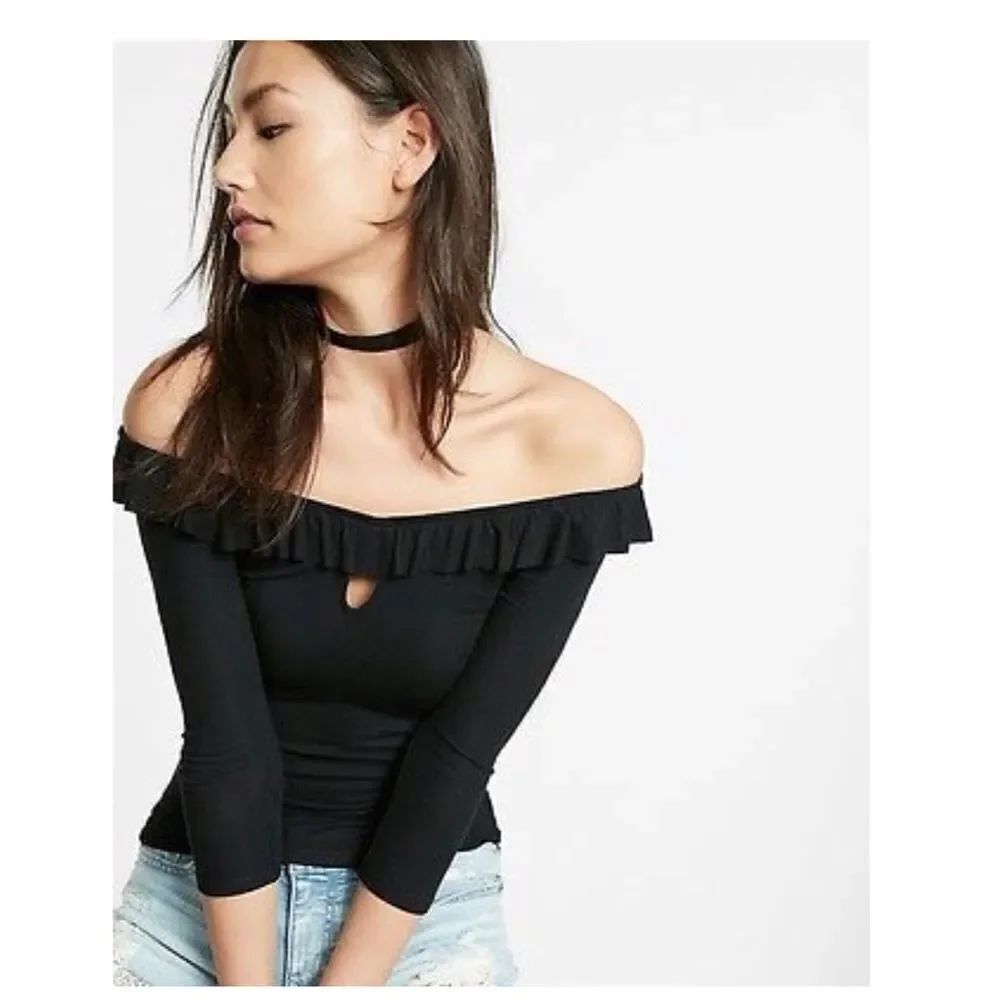 ✨ Keyhole Cut-Out Off The Shoulder Tee✨ - Picture 2 of 3